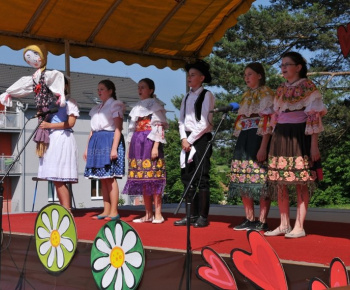 Ľudový kroj a ľudové zvyky v obci